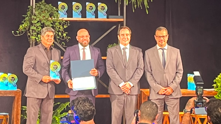 grupo de pessoas posa para a foto